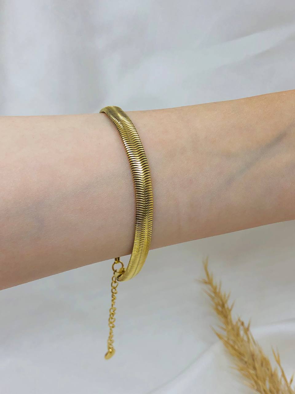 Radiant Loop Bracelet